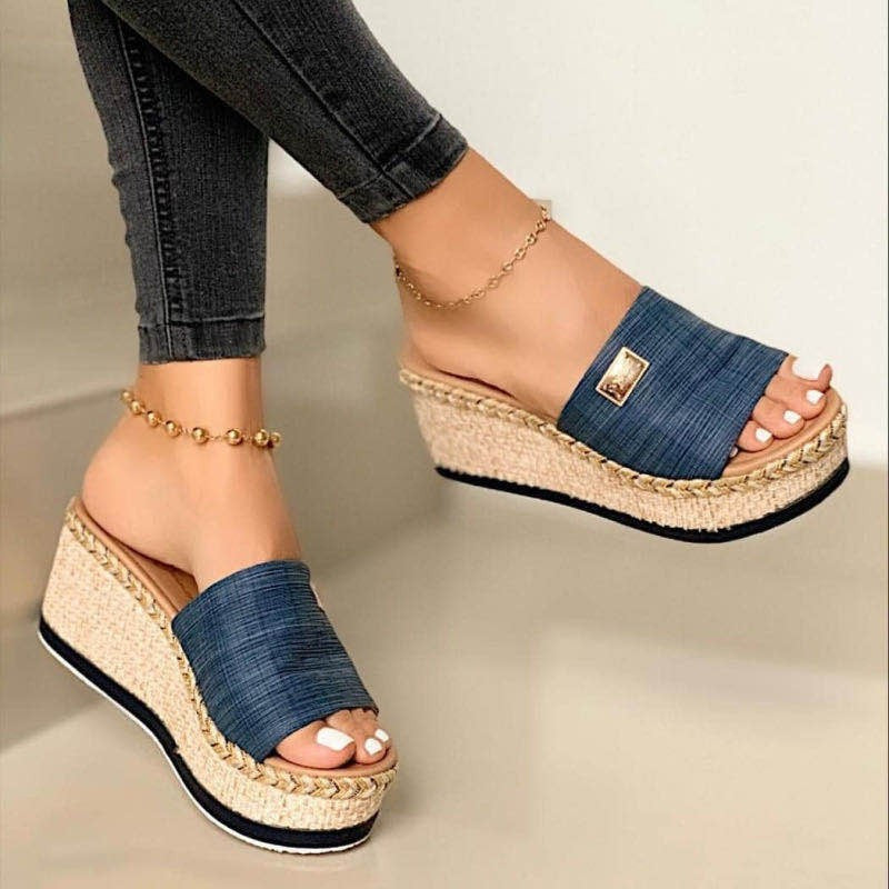 Damen nan Espadrille-Pantolette mit geflochtenem Bastkeil, breitem Strukturriemen und goldener Zierplatte Drune