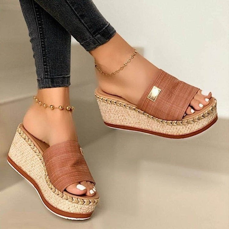 Damen nan Espadrille-Pantolette mit geflochtenem Bastkeil, breitem Strukturriemen und goldener Zierplatte Drune