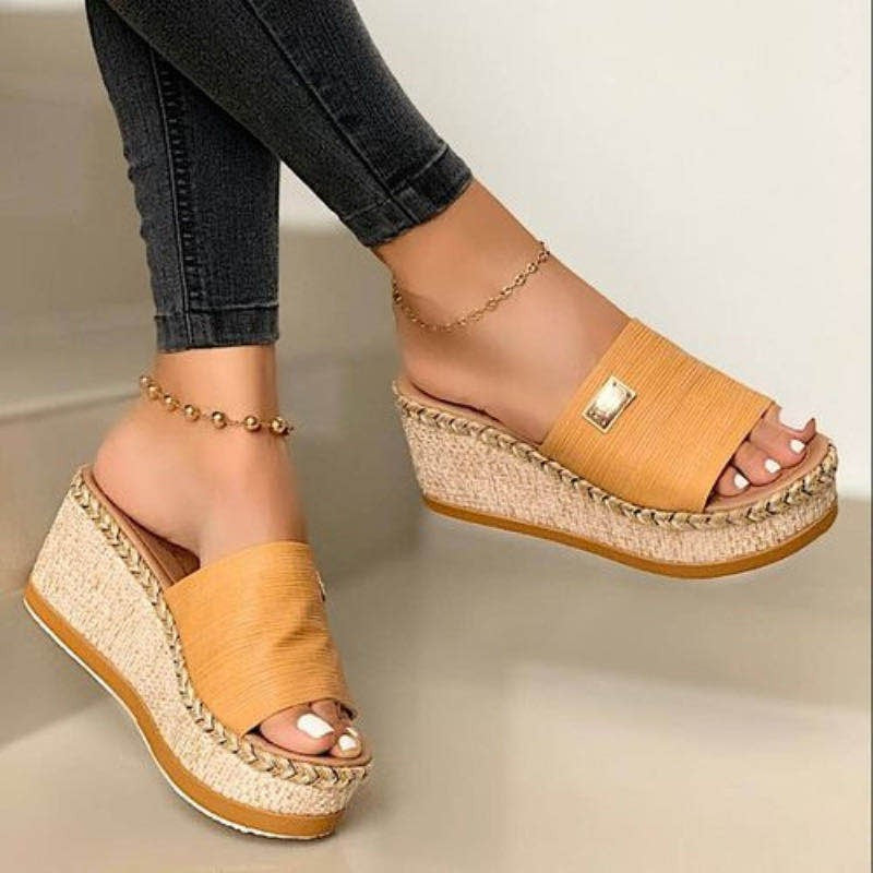 Damen nan Espadrille-Pantolette mit geflochtenem Bastkeil, breitem Strukturriemen und goldener Zierplatte Drune