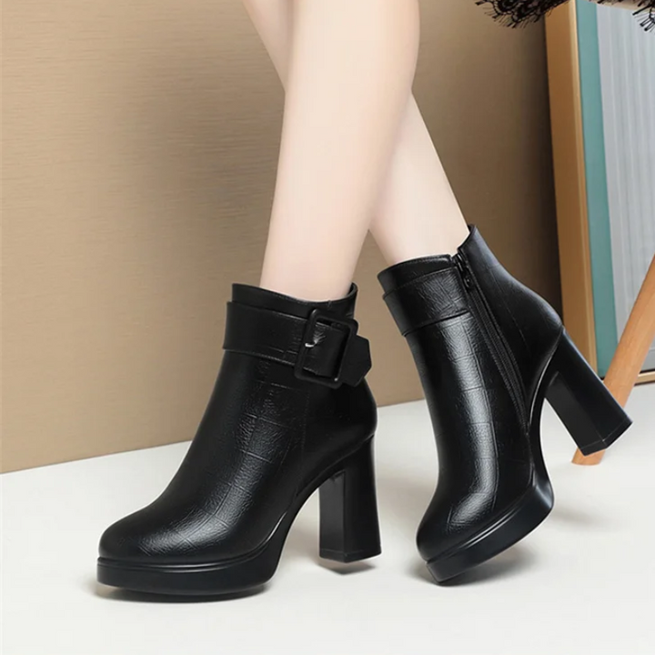 Drune | Flaschenstiefel mit High Heel und Fensterdesign für einen einzigartigen Stil