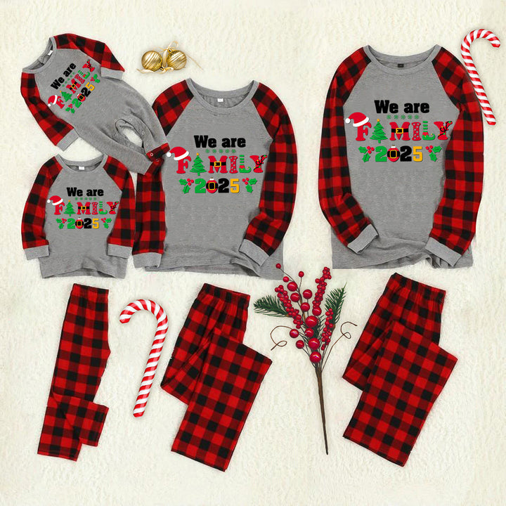 Drune | Weihnachten Wir sind Familie 2025 Buchstaben Druck Schwarz & Rot Karierter Familien passende Graue Pyjamas mit Hund