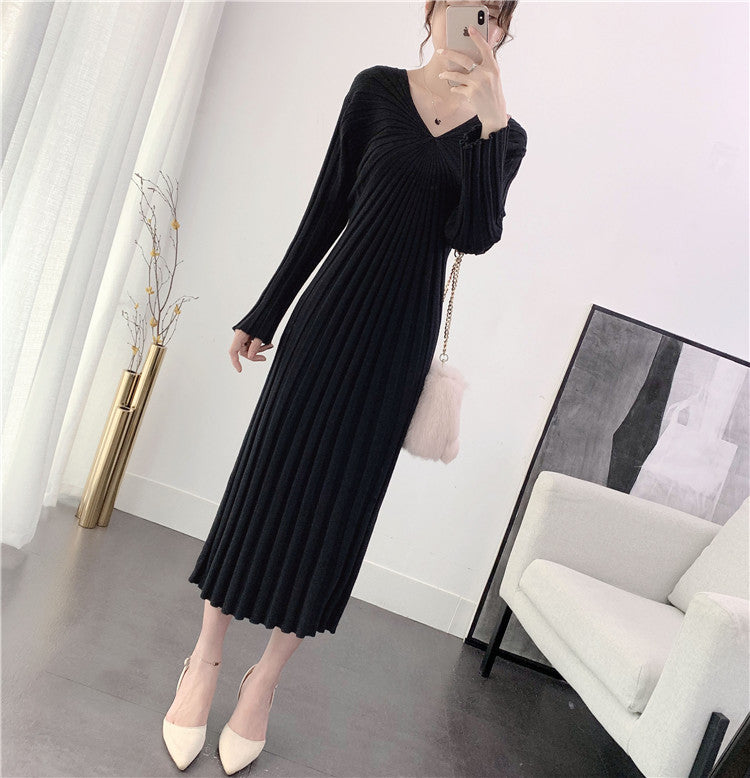 Damen Langstrickkleid mit eleganter Plissierung und V-Ausschnitt Drune