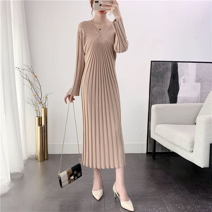 Damen Langstrickkleid mit eleganter Plissierung und V-Ausschnitt Drune