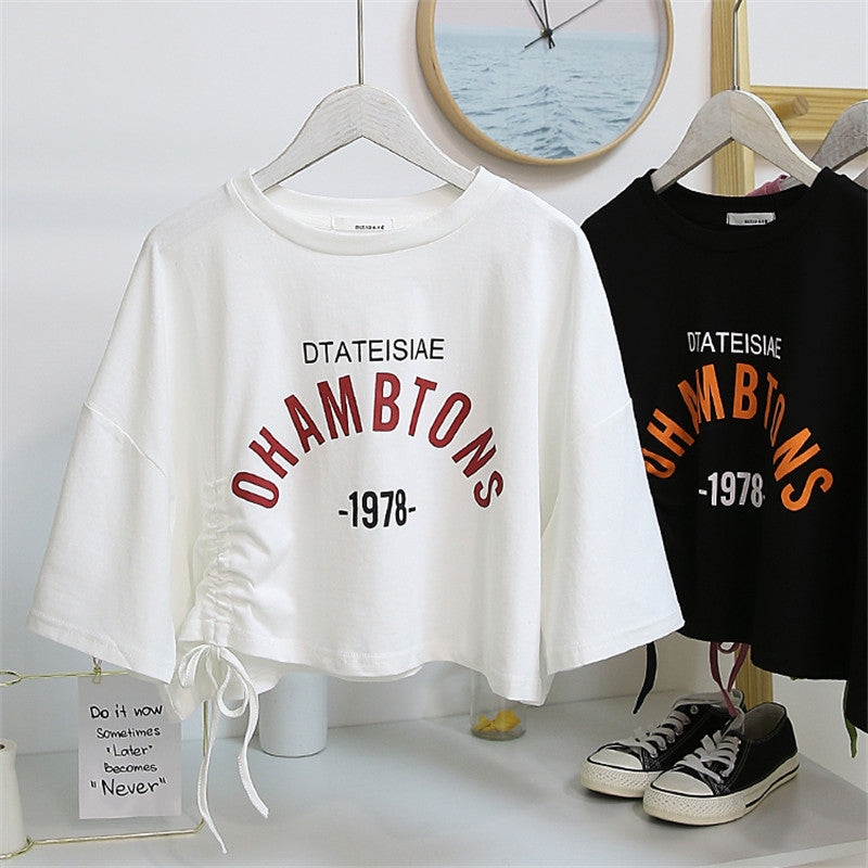 Damen cropped T-Shirt mit lässigem Kordelzug und kreativem Schriftzug Drune