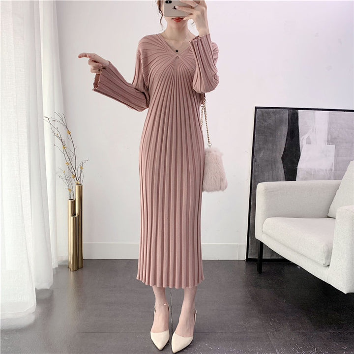 Damen Langstrickkleid mit eleganter Plissierung und V-Ausschnitt Drune