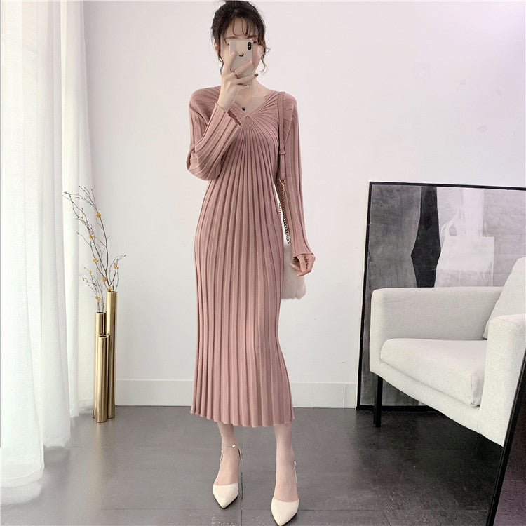 Damen Langstrickkleid mit eleganter Plissierung und V-Ausschnitt Drune