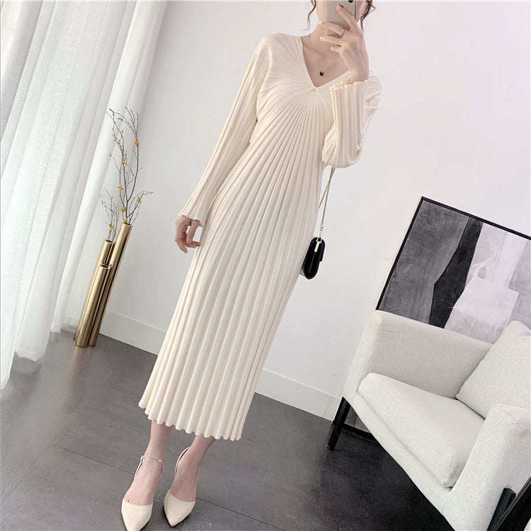 Damen Langstrickkleid mit eleganter Plissierung und V-Ausschnitt Drune