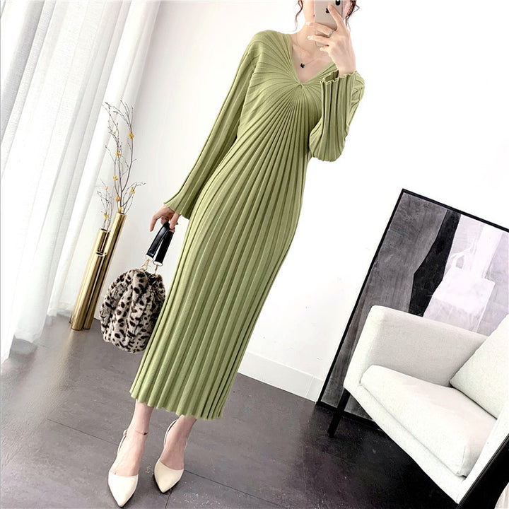 Damen Langstrickkleid mit eleganter Plissierung und V-Ausschnitt Drune