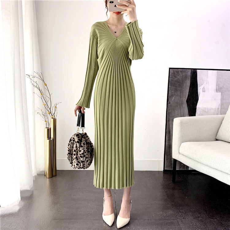 Damen Langstrickkleid mit eleganter Plissierung und V-Ausschnitt Drune