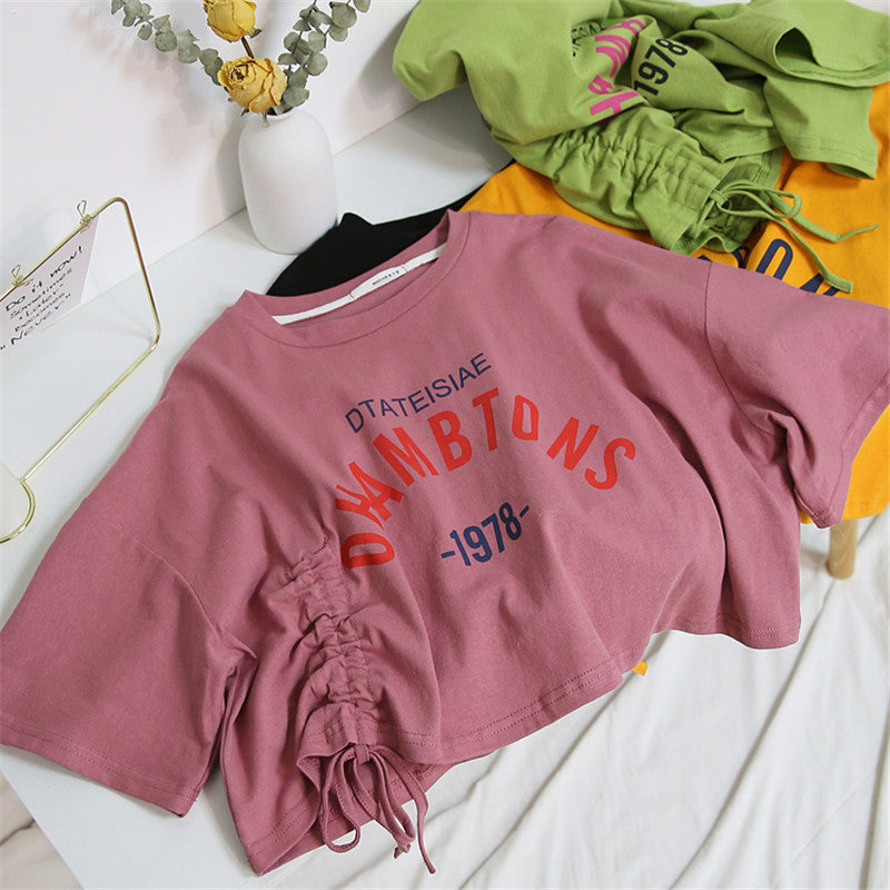 Damen cropped T-Shirt mit lässigem Kordelzug und kreativem Schriftzug Drune