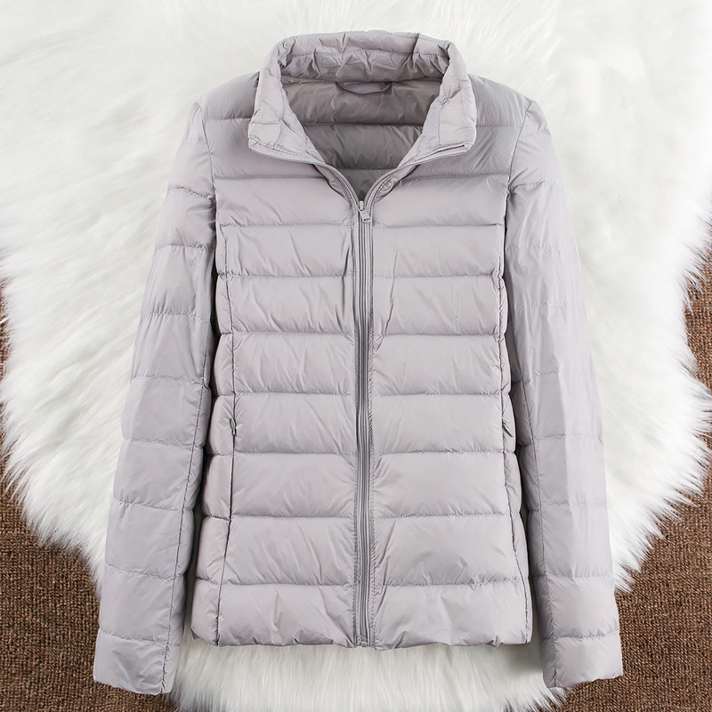 Leichte Damen-Daunenjacke mit Kapuze und Stehkragen