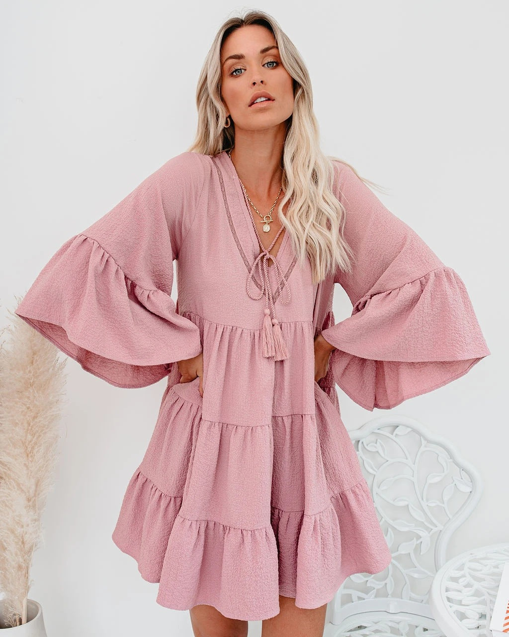 Damen Gestuftes Volantkleid mit V‑Ausschnitt, Quastenband und Glockenärmeln Drune