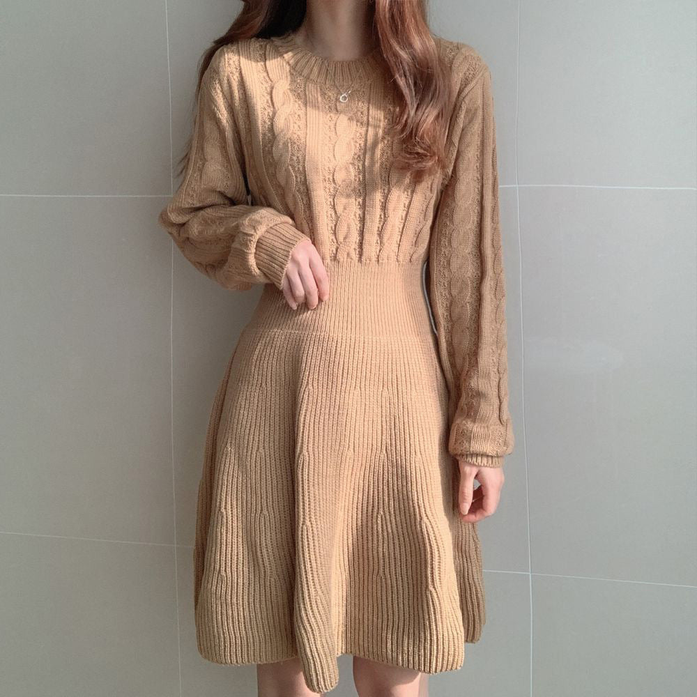 Damen Strickkleid mit modernem Zopfmuster und figurbetonendem Schnitt Drune