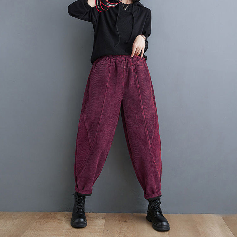 Gefütterte Cord-Karottenhose mit elastischem Bund