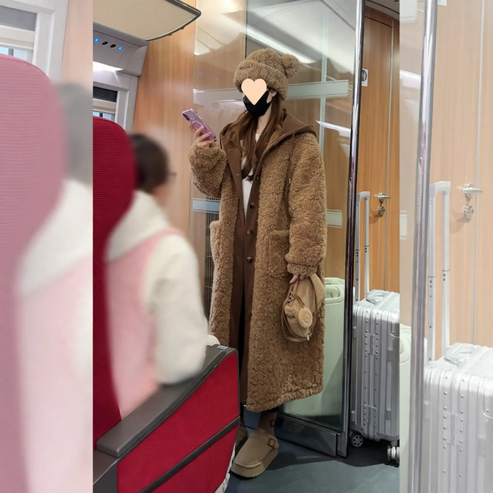 Langer Damen-Mantel mit Lammfell-Optik