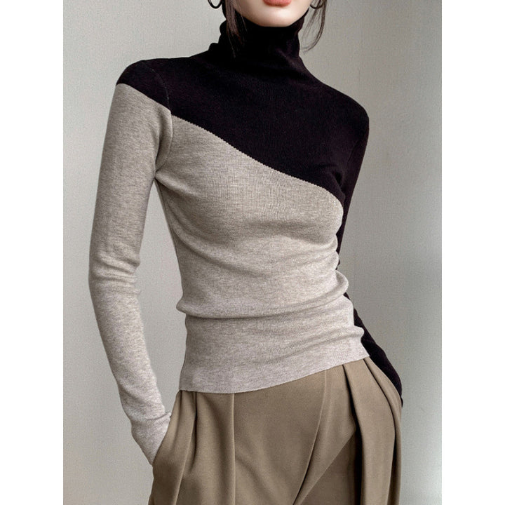 Schmaler Strickpullover mit Stehkragen und Farbakzenten