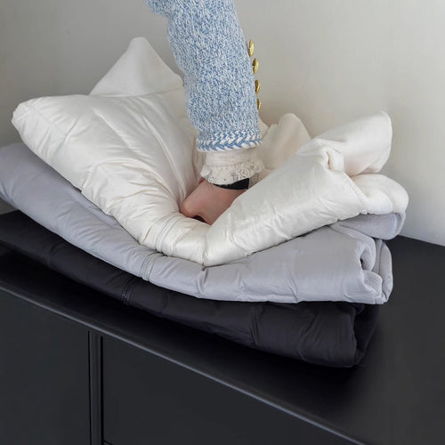 Leichte Daunenjacke mit Fleece-Einsätzen und Stehkragen