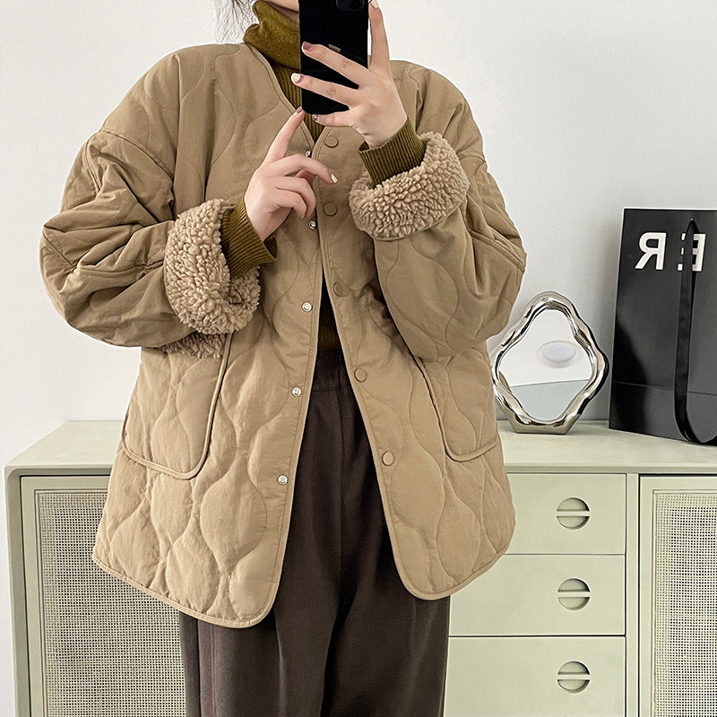 Damen-Steppjacke mit Lammfell-Einsätzen und V-Ausschnitt
