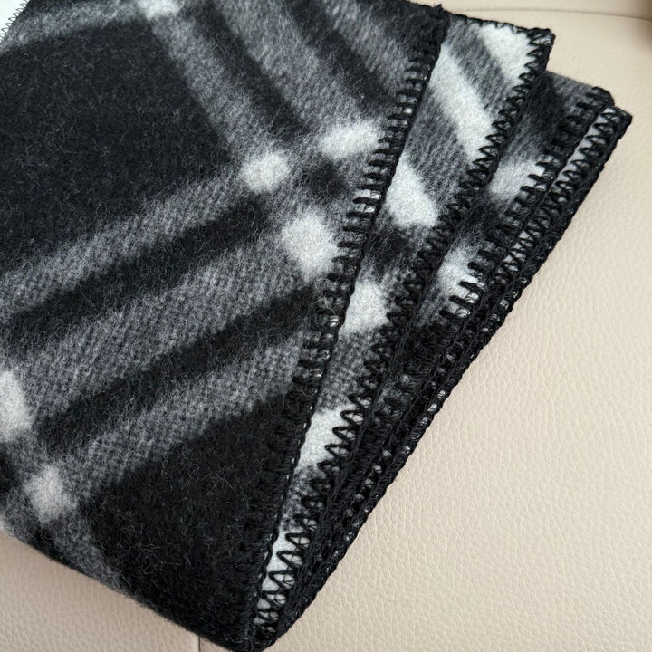 Wollschal mit geometrischem Muster