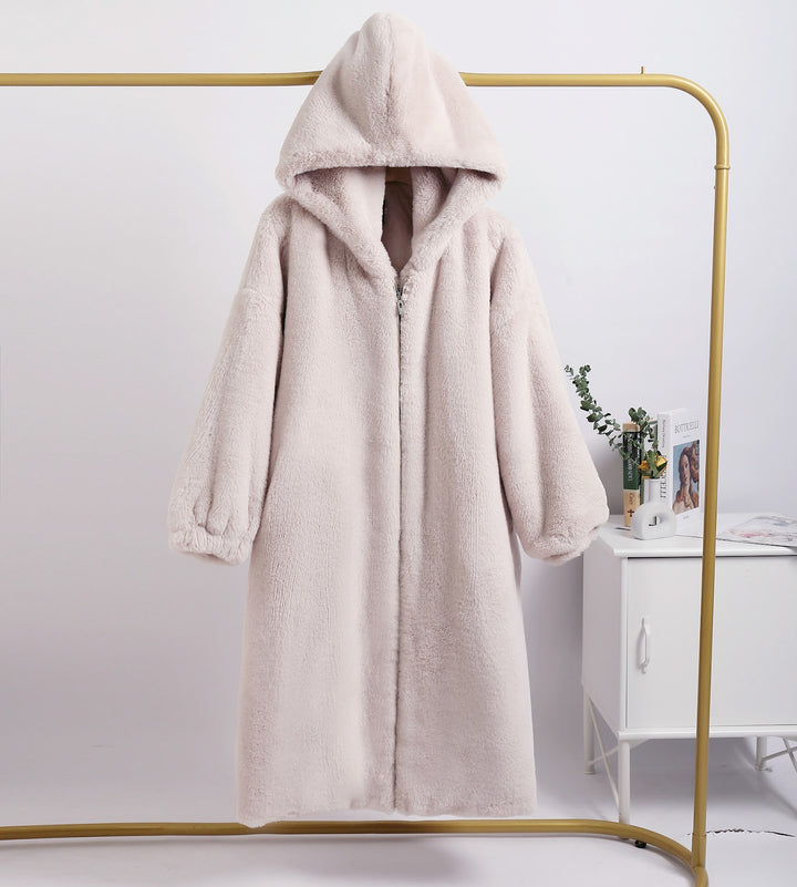 Langer Mantel aus Lammfell-Imitat mit Kapuze