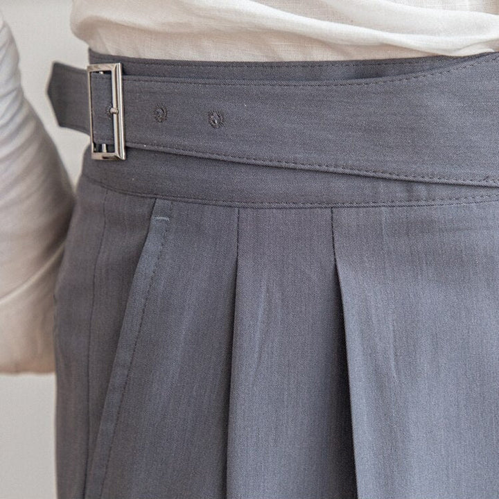 Drune Classic: Stilvolle Hose mit Schnalle