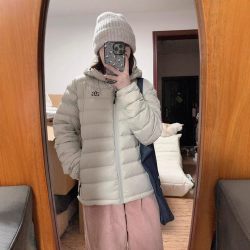 Kurze Daunenjacke mit Kapuze und Print