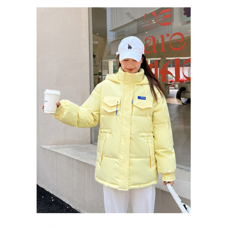 Kurze Damen-Winterjacke in modischem Design