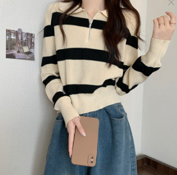 Gestreifter Strickpullover mit Polo-Kragen und Reißverschluss