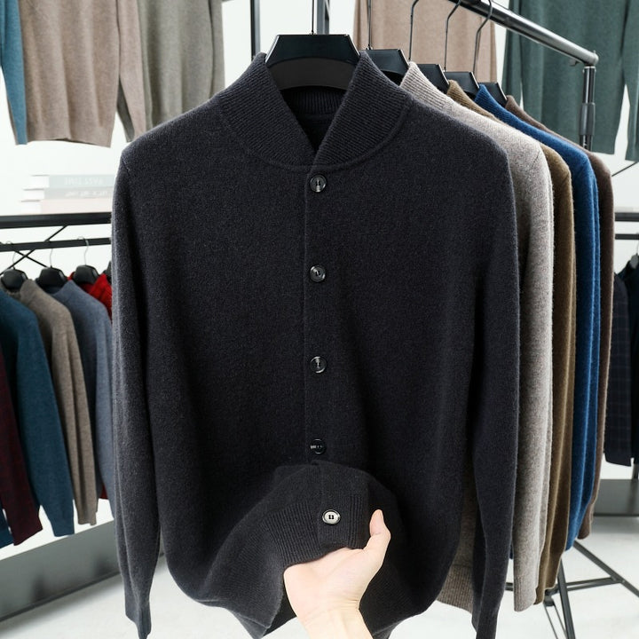 Herren-Strickjacke mit Stehkragen und Knöpfen