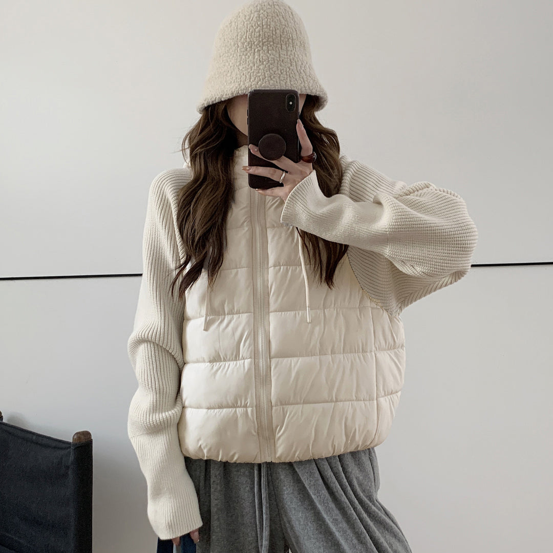 Kurze Damen-Steppjacke mit Strickärmeln und Kapuze