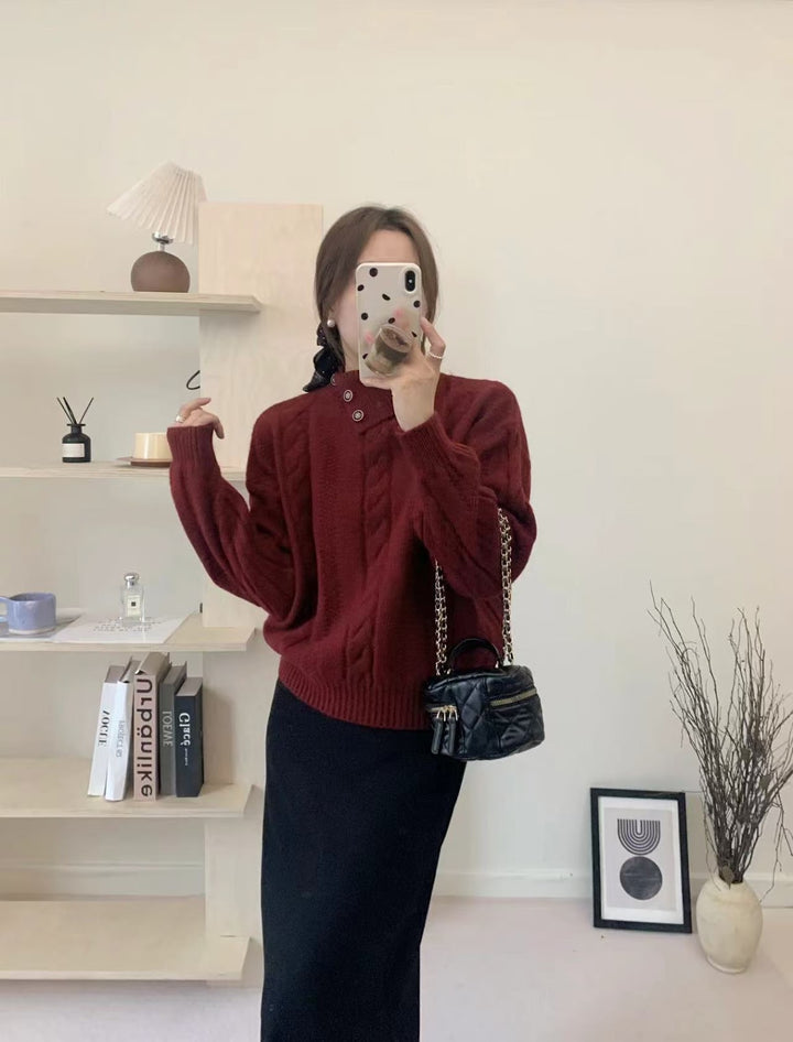 Kurzer Zopfmuster-Pullover mit asymmetrischem Ausschnitt
