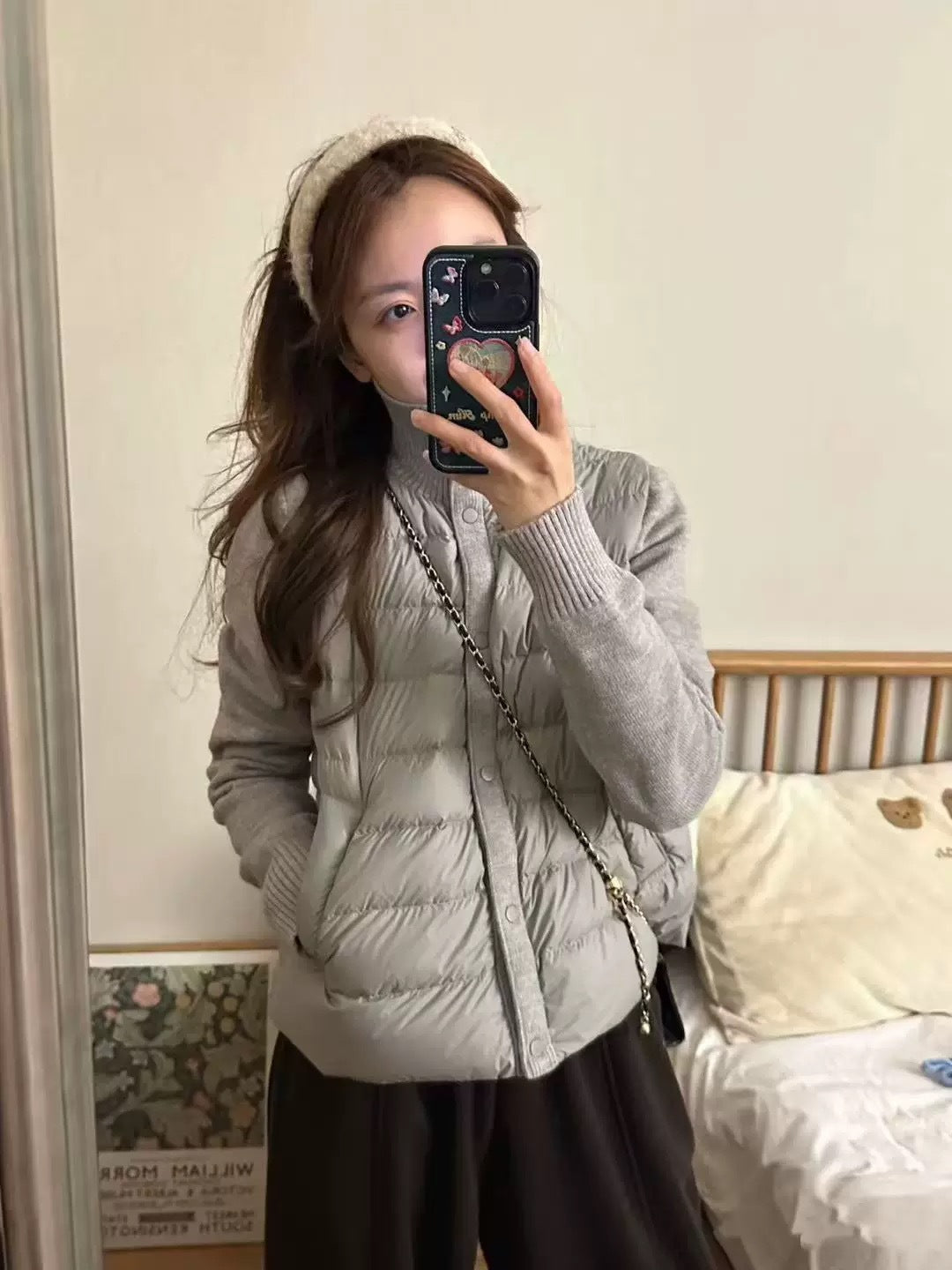 Kurze Damen-Daunenjacke mit Strickärmeln