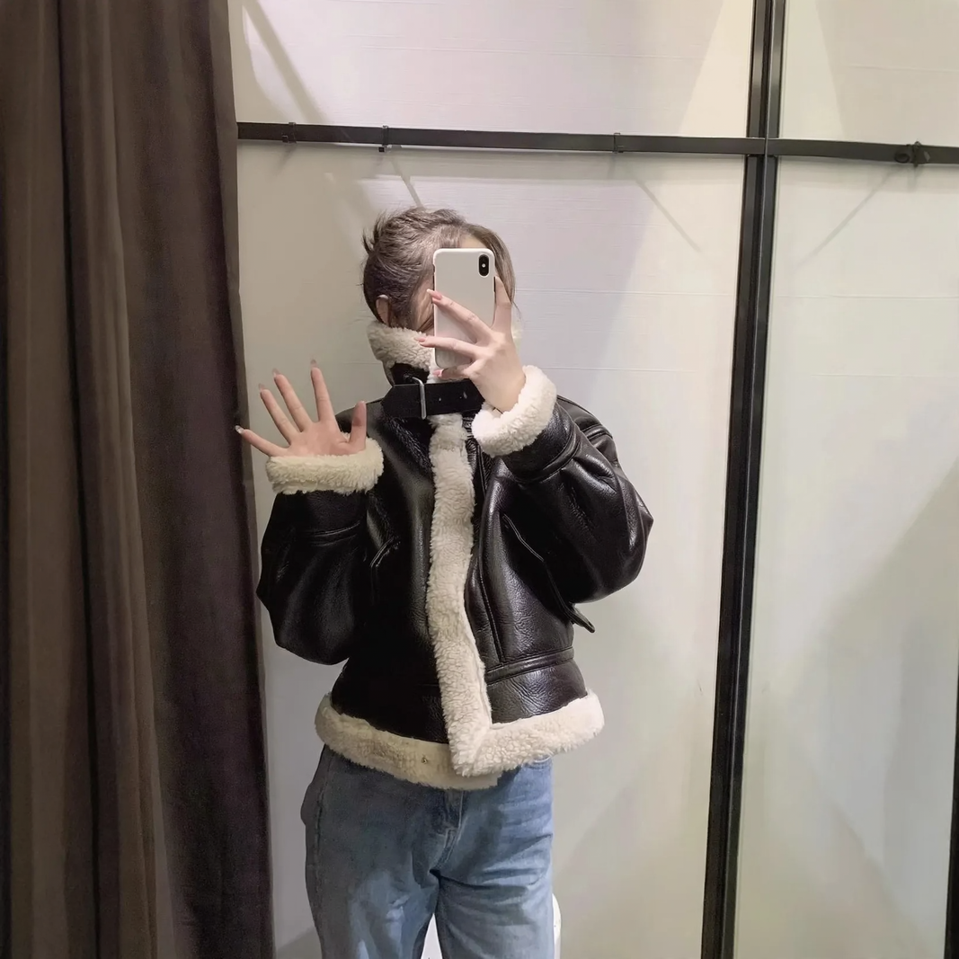 Gefütterte Kunstlederjacke mit Lammfell-Optik und Schnürung