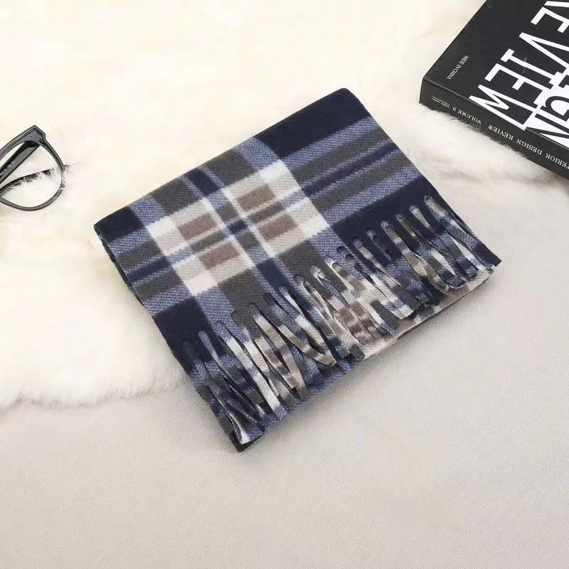 Klassischer Karo-Schal aus beidseitigem Fleece