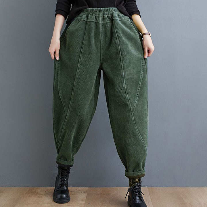 Gefütterte Cord-Karottenhose mit elastischem Bund