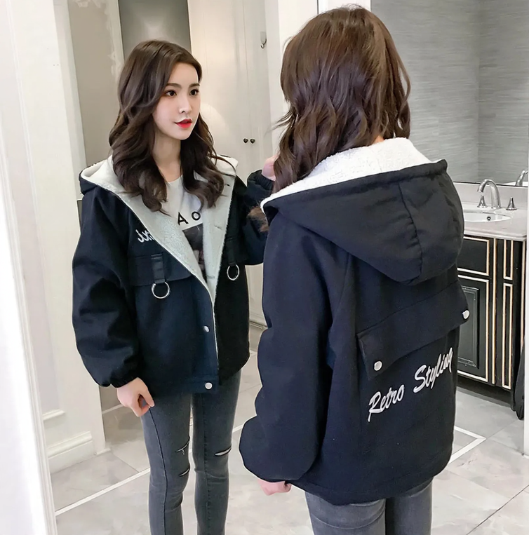 Gefütterte Damen-Jeansjacke mit Fellkragen, kurz