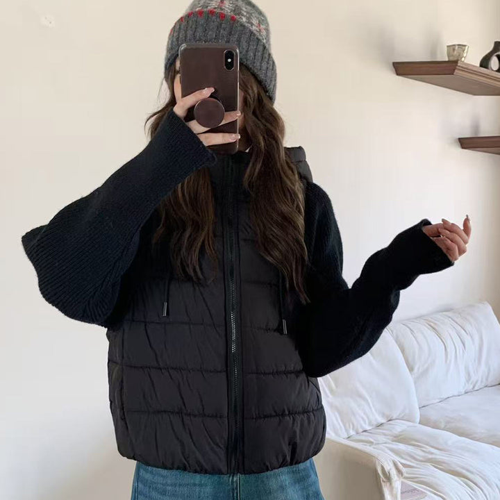 Kurze Damen-Steppjacke mit Strickärmeln und Kapuze