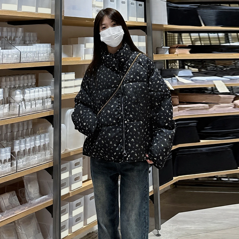 Kurze Damen-Steppjacke mit Stehkragen und Blumenmuster