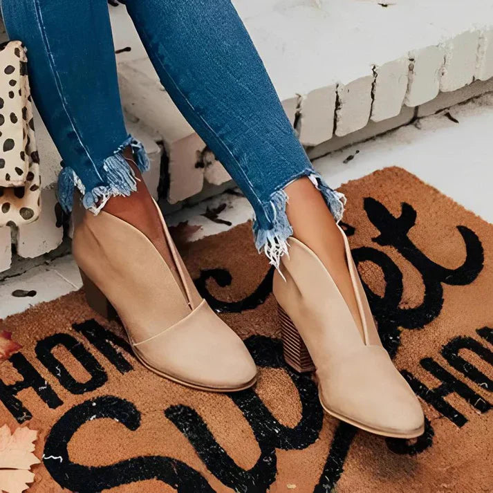 Drune | formbewusster Knöchelstiefel mit tiefem V-Ausschnitt für einen trendigen Look