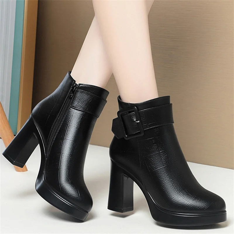 Drune | Flaschenstiefel mit High Heel und Fensterdesign für einen einzigartigen Stil
