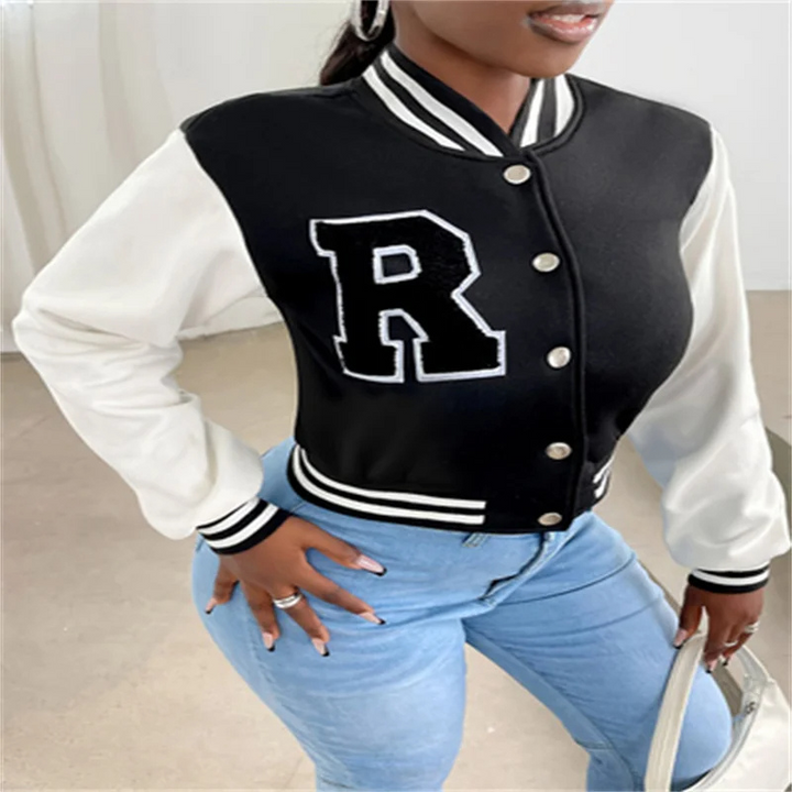 Drune | Varsity Bomberjack Damen, Kurzes Modell mit Buchstabenpatch und Druckknopfverschluss