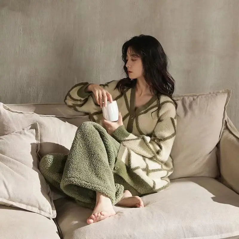 Drune | Komfort Pyjama - Weicher Korallfleece-Pyjama mit kariertem Westen für Frauen