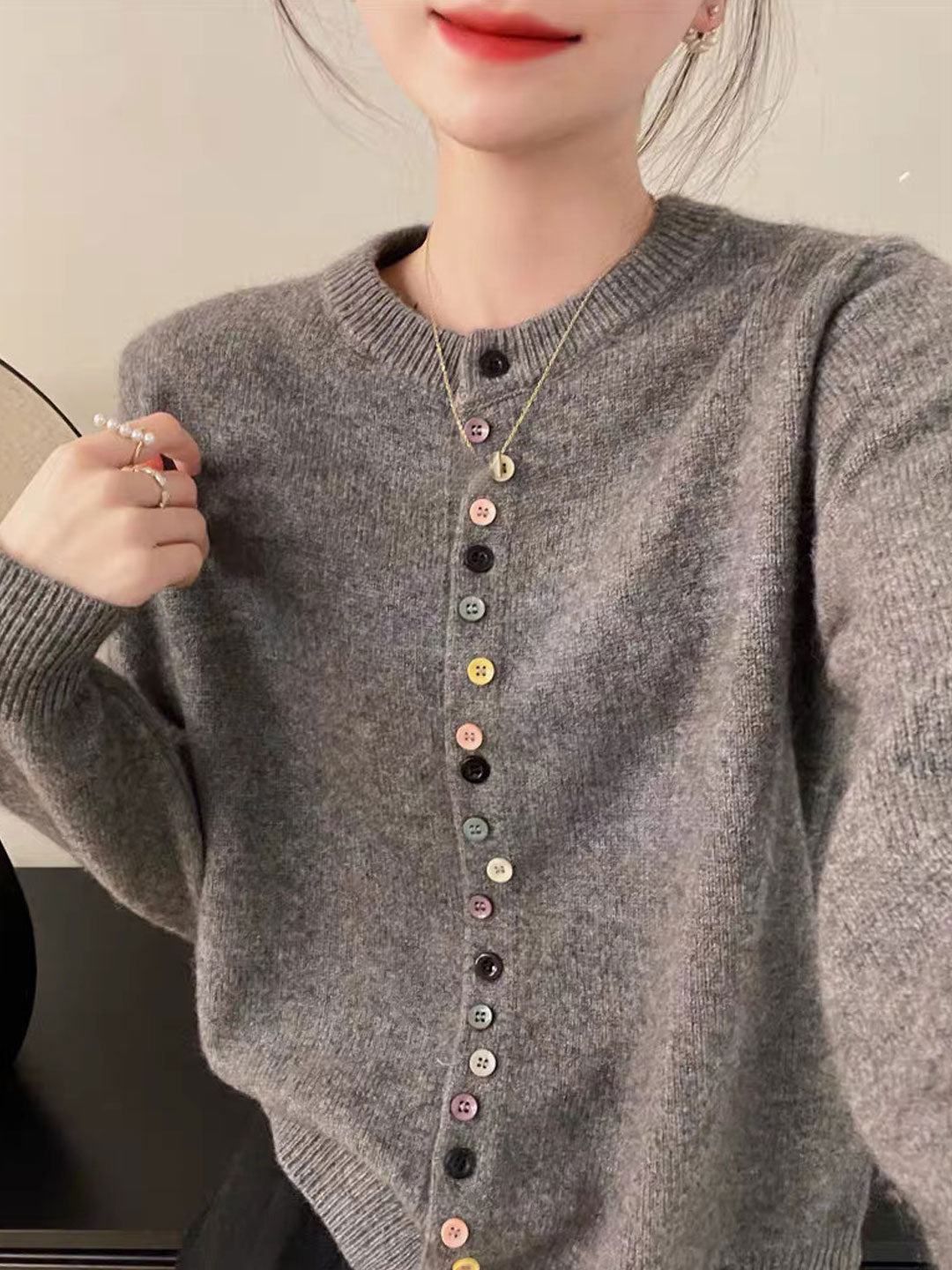 Drune | Cardigan mit Rundhalsausschnitt Regenbogenknöpfe Weich und Verspielt