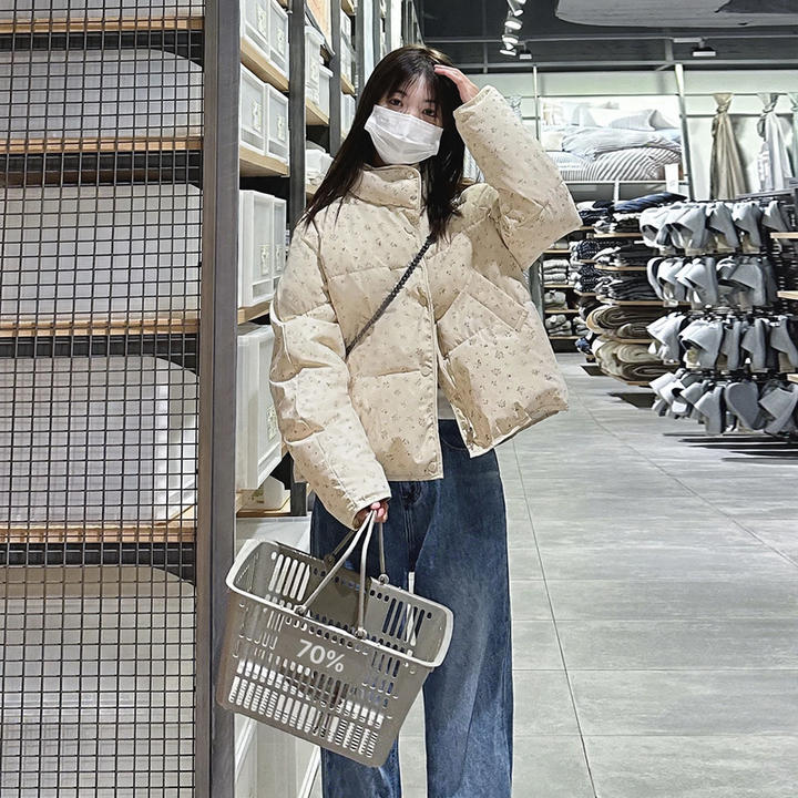 Kurze Damen-Steppjacke mit Stehkragen und Blumenmuster