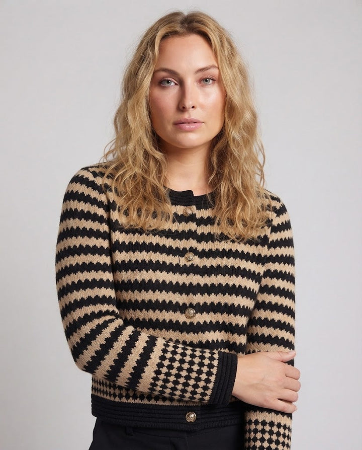 Damen Kurzer Jacquard-Cardigan im grafischen Hahnentritt- und Rautenmuster mit Perlmuttknopfleiste Drune
