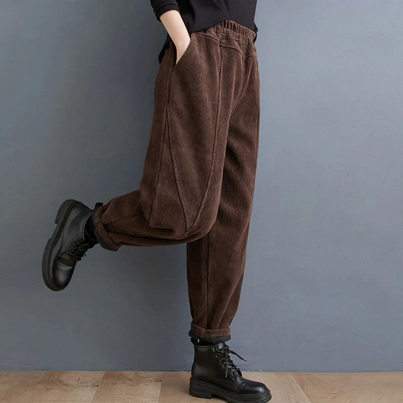 Gefütterte Cord-Karottenhose mit elastischem Bund