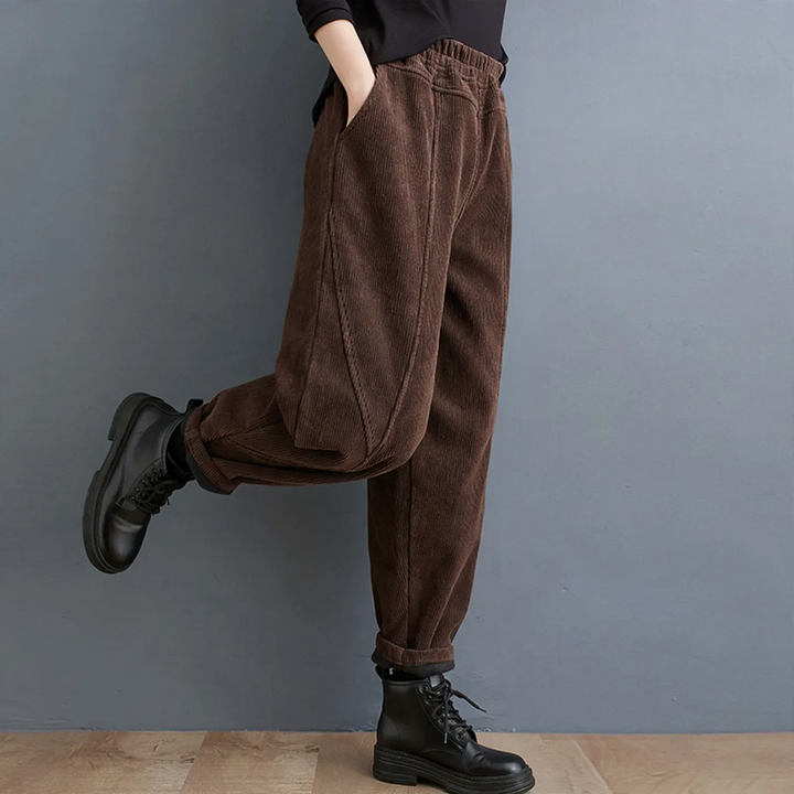 Gefütterte Cord-Karottenhose mit elastischem Bund