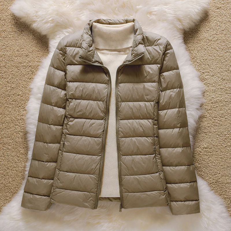 Leichte Damen-Daunenjacke mit Kapuze und Stehkragen