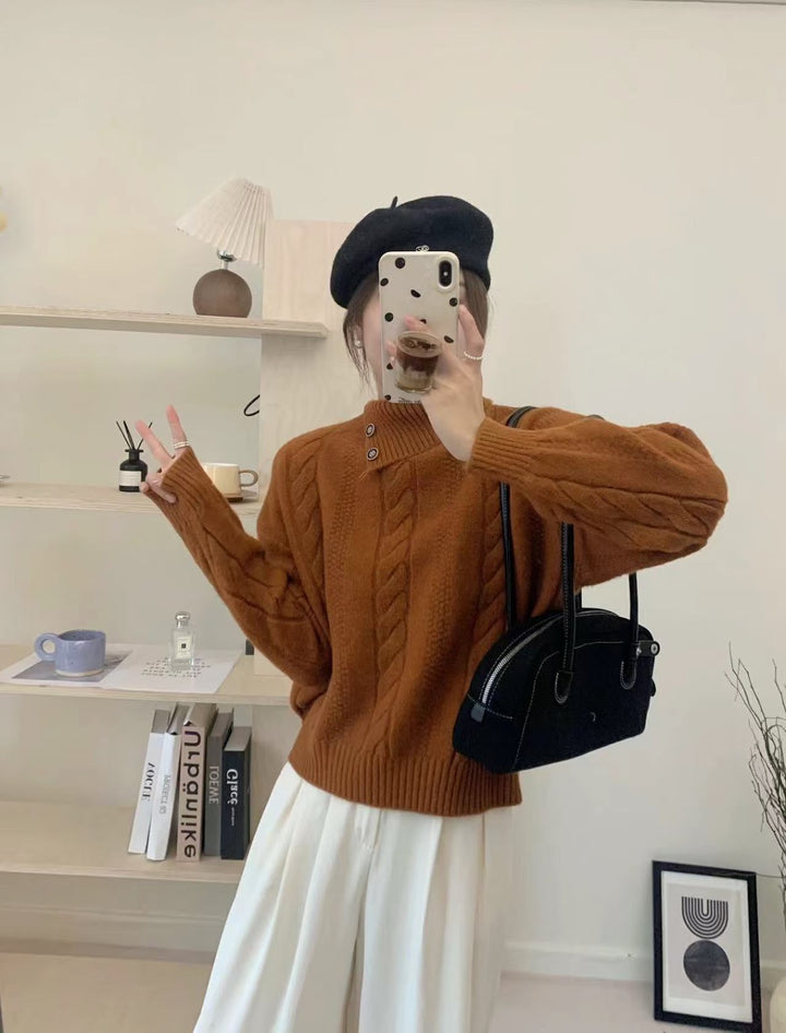 Kurzer Zopfmuster-Pullover mit asymmetrischem Ausschnitt