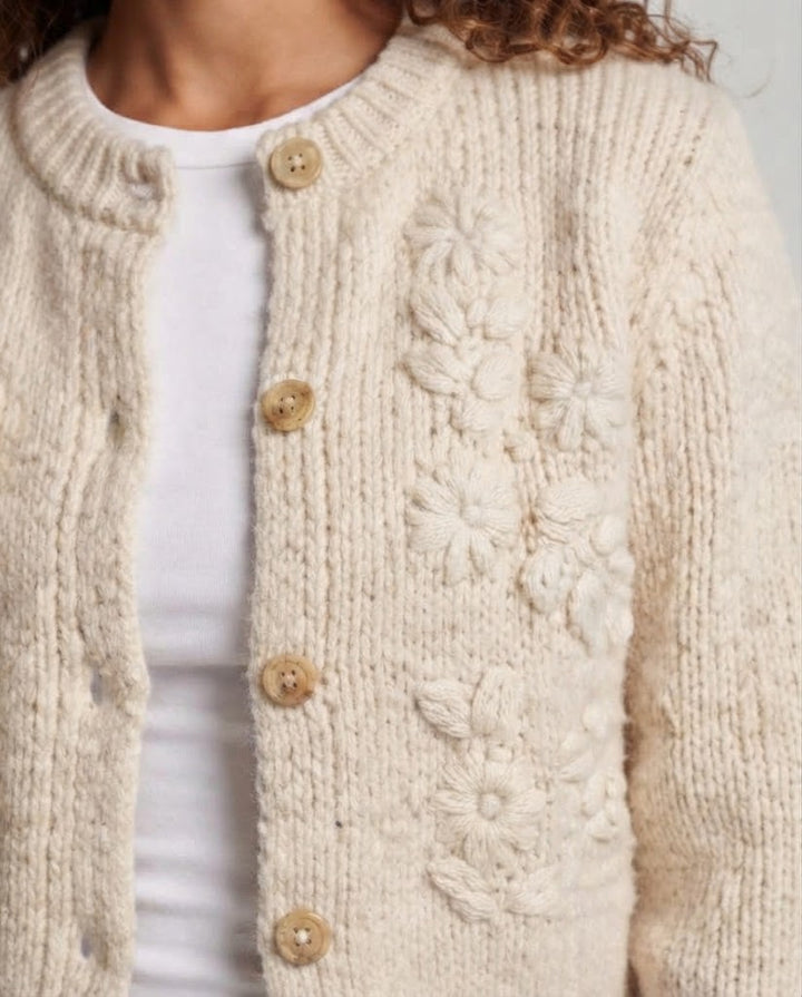 Damen Grobstrick-Cardigan mit Bobble‑Details, Rundhalsausschnitt und Perlmuttknopfleiste Drune